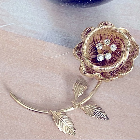 Gold Tone Flower Pin Brooch - Picture 3 of 5